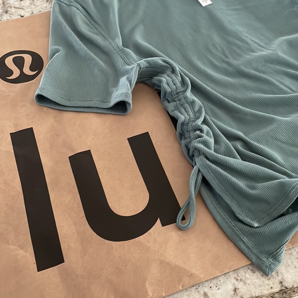 Lululemon side cinched ribbed tank/shirt size 6